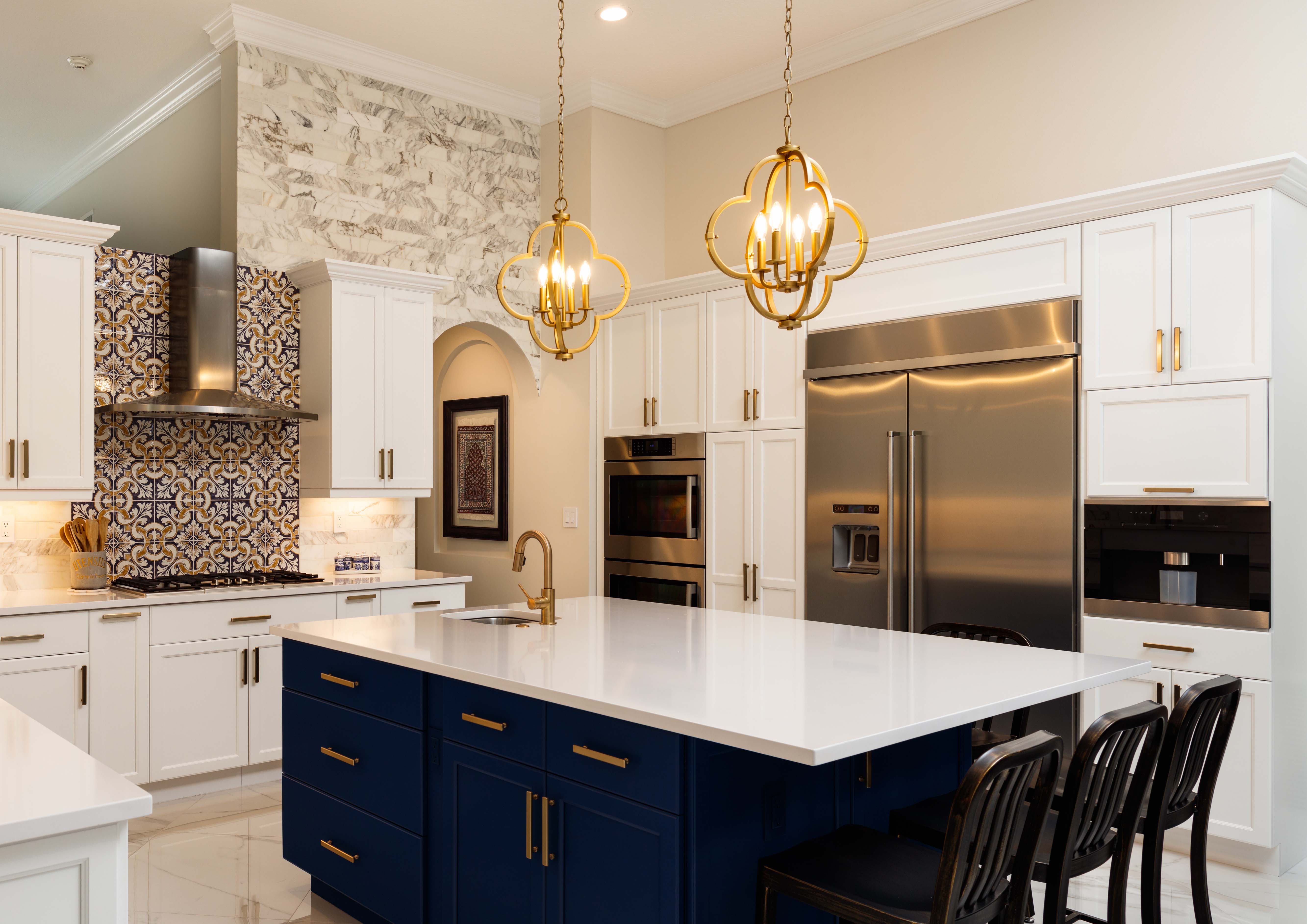 Modern White Kitchen in Estate Home_rdx.jpg